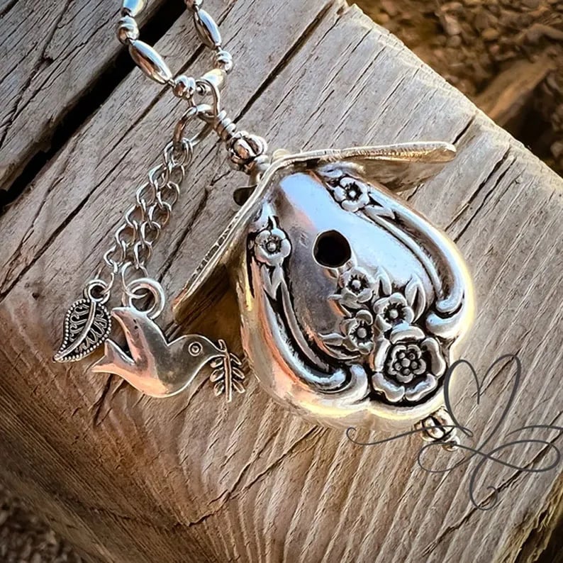 ✨The 1951 "Magnolia" Birdhouse Necklace